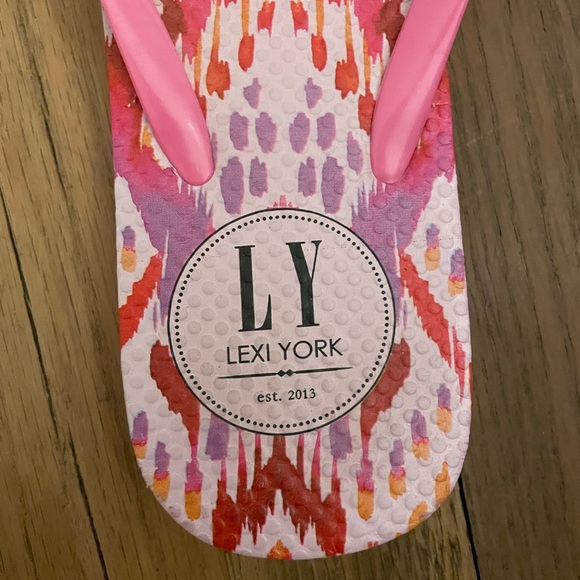 Lexi York pink pattern flip flops size 8 - Picture 3 of 3